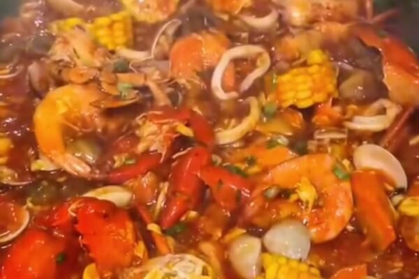 Sensasi Laut Tersaji di Meja: Menyelami Rasa di Borneo Seafood Ponorogo