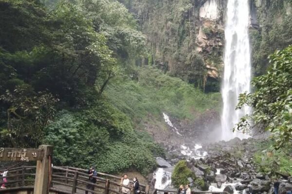Gagahnya Air Terjun Legendaris di Lereng Lawu: Grojogan Sewu yang Tak Pernah Sepi Pengunjung