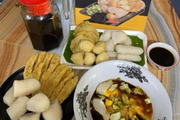 Lezatnya Pempek Cek Desi, Rasa Asli Palembang yang Melebur di Lidah Ponorogo