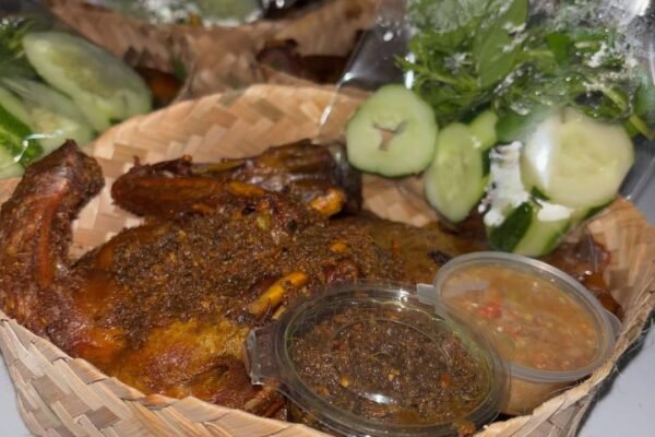Lezatnya Bebek Bumbu Hitam Khas Cak Dji, Sensasi Rasa yang Nempel di Lidah