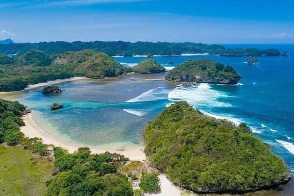 Menyusuri Keheningan Eksotis Pantai Teluk Asmoro, Permata Tersembunyi di Selatan Malang