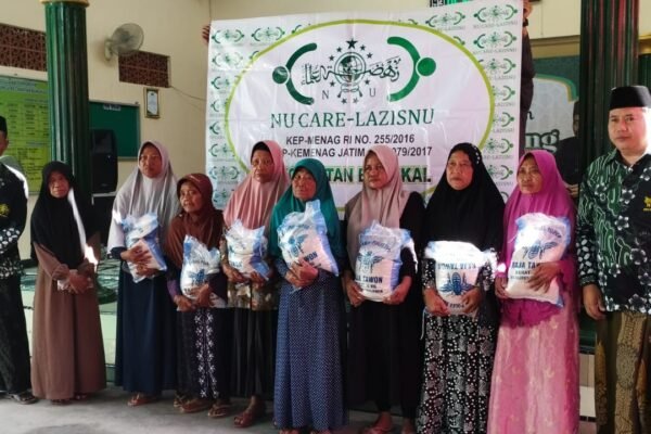 LAZISNU dan PAC Muslimat NU Bungkal Salurkan Paket Beras untuk Dhuafa dan Lansia
