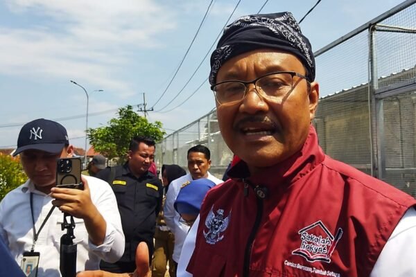 Ratusan Siswa dan Guru Sekolah Rakyat Mundur