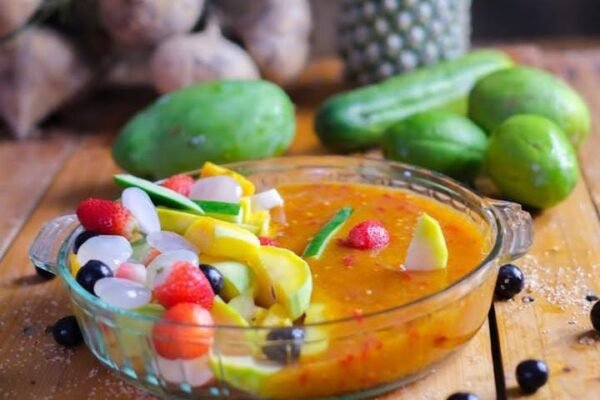Makan Rujak Serasa Piknik di Gunung: Serunya Nyemil di Rujak Nyampleng Magetan