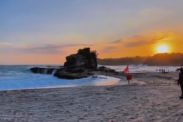 Menelusuri ‘Suling Paus’ Pantai Klayar: Keindahan Alam Pacitan yang Tak Biasa