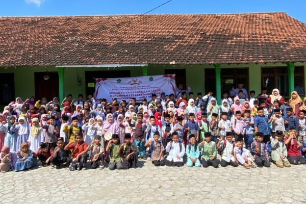 Peringati HUT Kemerdekaan RI Ke-80, MI Ma’arif Ngrupit Adakan Ziarah Makam Kyai Nur Fadhil Gentan