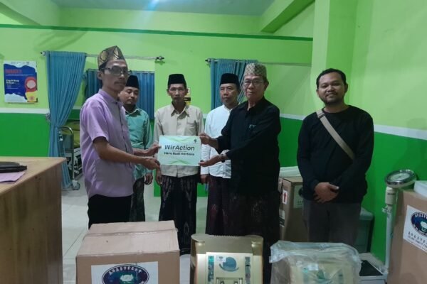 Poskestren Al Islam Joresan Terima Bantuan Oxygen Concentrator dari WirAction Lumajang