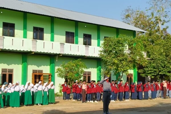 HUT RI ke-80, Ratusan Pelajar Ikuti Upacara Bendera Peringatan Kemerdekaan RI Desa Tulung Kecamatan Sampung Ponorogo