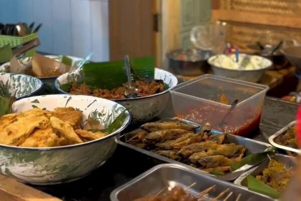 Cuma Rp5.000, Sego Kering Rindu Menanti Jadi Buruan Baru Pecinta Kuliner Malam Ponorogo
