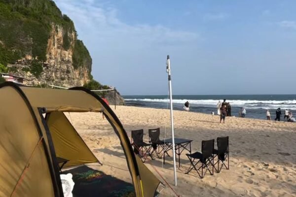 Pantai Ngrumput, Surga Camping Tepi Laut yang Masih Alami di Gunungkidul