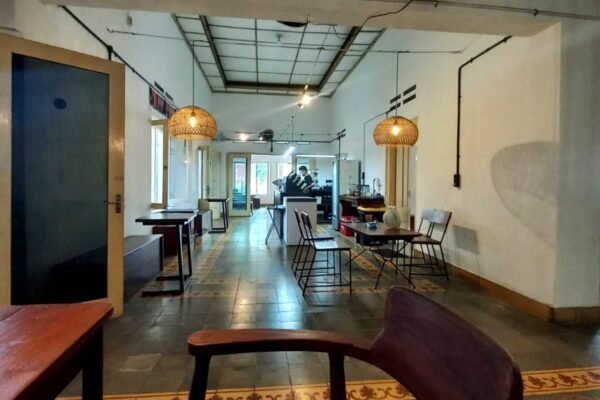 Rindu Alam Coffee: Ngopi Santai dengan Nuansa Vintage & Cozy di Jalan Batoro Katong