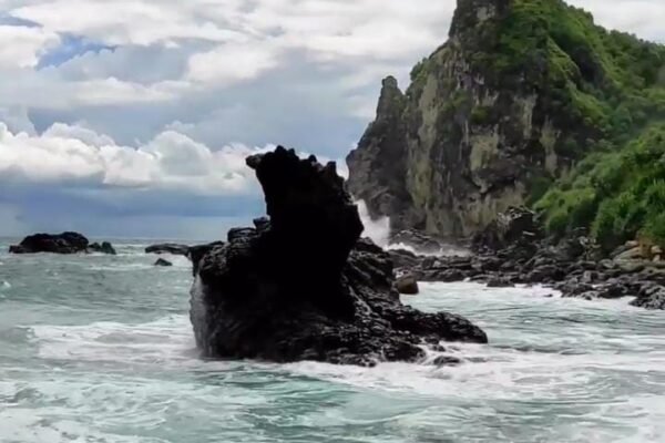 Pantai Watu Lumbung, Eksotisme Karang dan Sunset Magis di Ujung Gunung Kidul