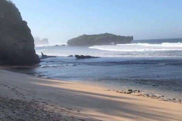 Pantai Slili, Surga Kecil di Gunungkidul dengan Keindahan Alam dan Tradisi yang Menawan