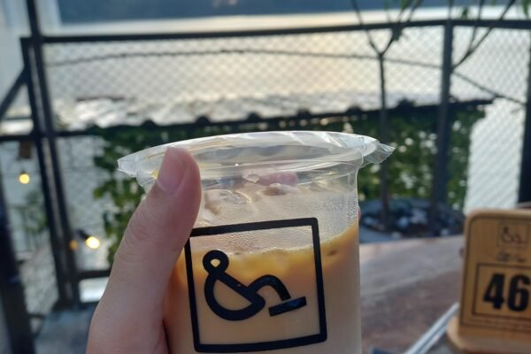 Kopi Tous Ngebel: Sensasi Ngopi dengan Panorama Telaga dan Sunset yang Memikat