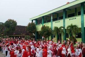 MI Ma’arif Ngrupit Meriahkan Sumpah Pemuda 2025 dengan Nuansa Merah Putih