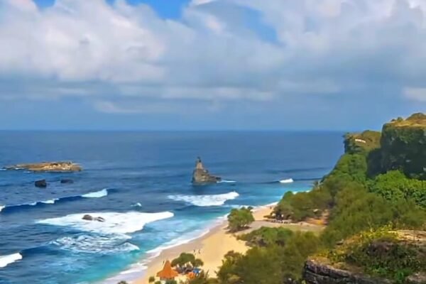Pantai Buyutan, Surga Tersembunyi di Pacitan dengan Pesona Karang Ibarat Mahkota Raja