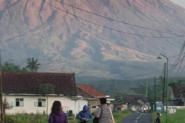 Teras Semeru, Cara Nyaman Menikmati Keindahan Gunung Tertinggi di Jawa Tanpa Harus Mendaki