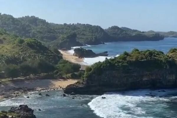 Pantai Watu Karung, Pesona Tersembunyi dengan Panorama Karang Eksotis