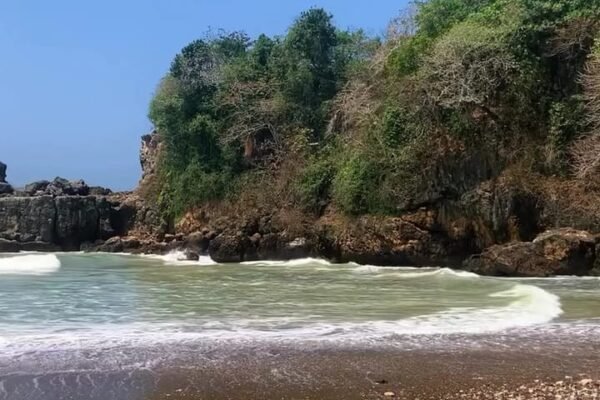 Pantai Serit Blitar: Destinasi Baru yang Menawarkan Ketentraman di Tengah Alam Pesisir Selatan