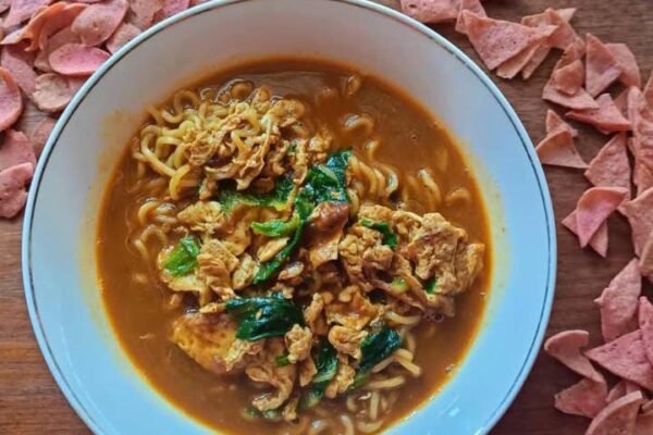Mie Uji Nyali Ponorogo: Sensasi Pedas yang Menguji Adrenalin Pecinta Kuliner