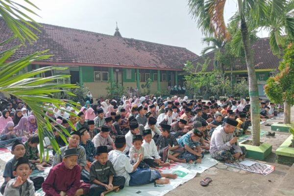 Tahlil Serentak Warnai Peringatan Hari Santri Nasional 2025 di Mi Ma’arif Ngrupit