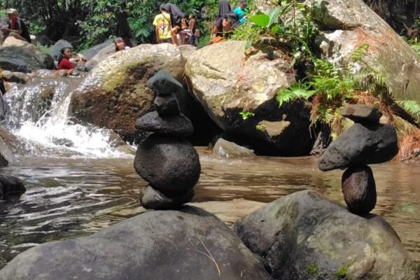 Belajar Sabar lewat Seni Rock Balancing di Seloondo Ngawi